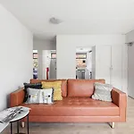 Bright, Stylist Apartment In Richmond Terrace