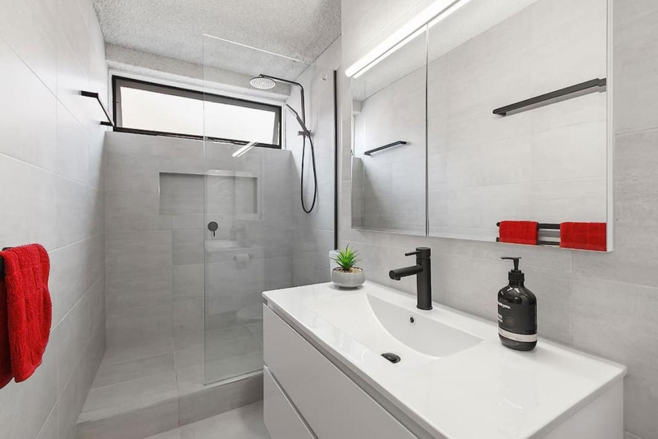 Bright, Stylist In Richmond Terrace Apartment *