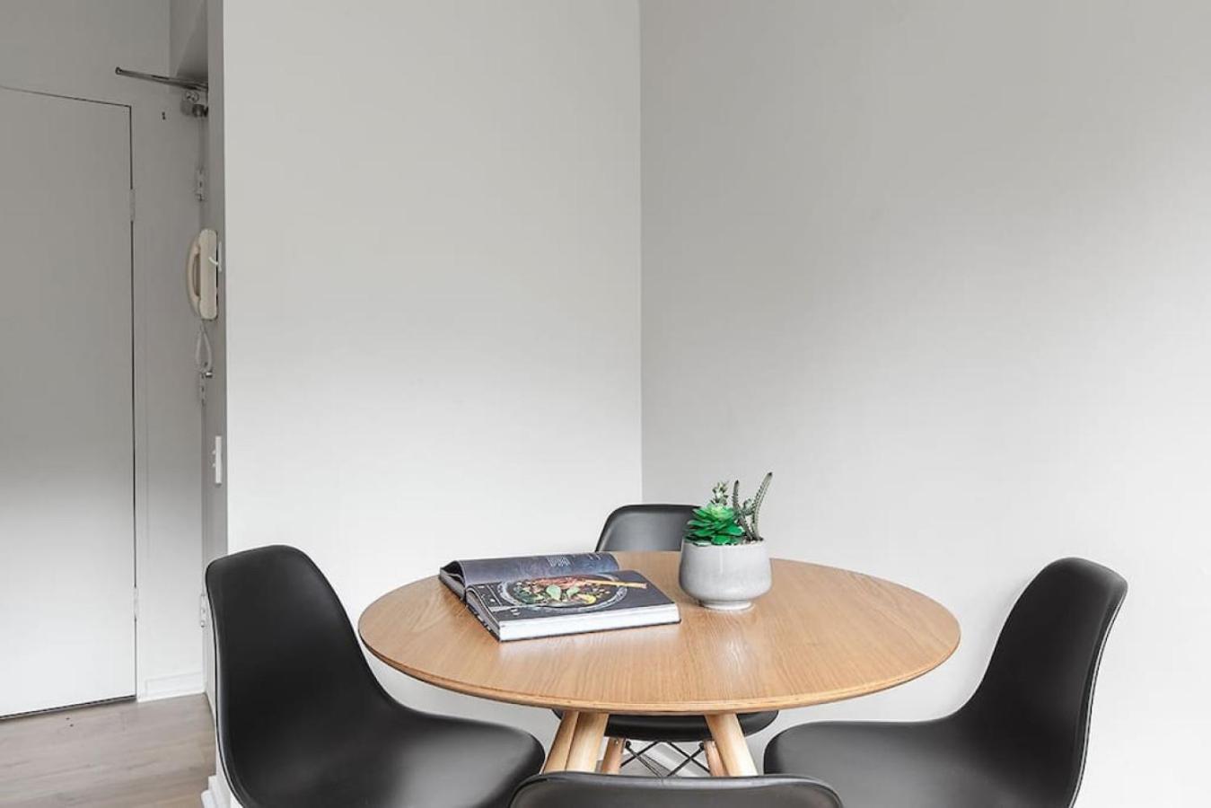 Bright, Stylist In Richmond Terrace Apartment Melbourne